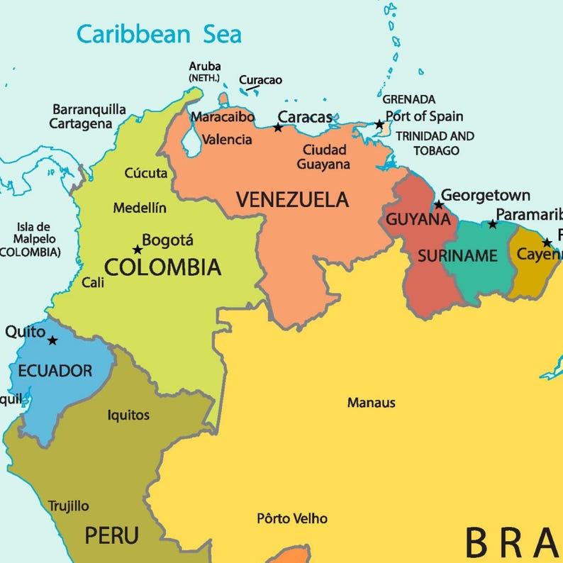 K&ouml;nnte beinhalten: Eine farbenfrohe Karte der Karibik und S&uuml;damerika. Die Karte zeigt L&auml;nder wie Kolumbien, Venezuela und Ecuador mit ihren Grenzen und Hauptst&auml;dten. Das Karibische Meer befindet sich oben auf der Karte.