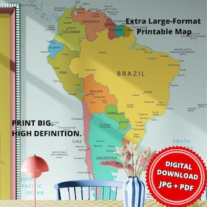 Puede incluir: Un mapa colorido de América del Sur, con países como Brasil, Argentina y Colombia. El mapa tiene el texto "Extra Large-Format Printable Map" y "Digital Download JPG + PDF". Un jarrón de flores está frente al mapa.