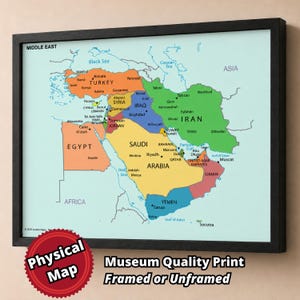 Puede incluir: Un mapa enmarcado de Oriente Medio con un fondo azul claro y países codificados por colores en naranja, verde, amarillo, azul y rosa. El mapa muestra etiquetas de naciones, ciudades principales y cuerpos de agua, dentro de un marco negro.
