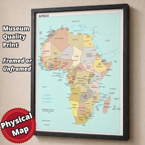 Puede incluir: Un mapa político enmarcado de África que presenta países en tonos pastel sobre un fondo de océano azul claro. El mapa incluye etiquetas para las naciones, los principales cuerpos de agua y los continentes circundantes, todo en un marco negro.