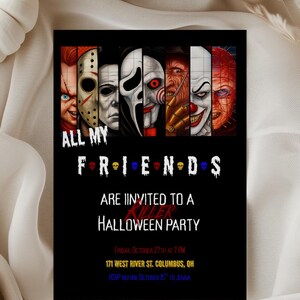 Puede incluir: Invitaci&oacute;n negra para una fiesta de Halloween con im&aacute;genes de personajes de pel&iacute;culas de terror. El texto dice "ALL MY FRIENDS ARE INVITED TO A KILLER HALLOWEEN PARTY". Incluye fecha, hora y detalles del lugar. La invitaci&oacute;n es rectangular.