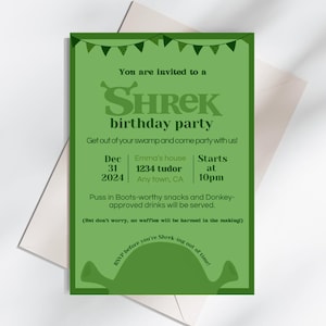 Pode incluir: Um cartão de convite verde com uma ilustração do personagem Shrek. O texto diz "Você está convidado para uma festa de aniversário do Shrek. Saia do seu pântano e venha festejar conosco!" O convite inclui detalhes da festa, como a data, a hora, o local e as informações de RSVP.