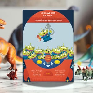 Puede incluir: Un personaje extraterrestre verde de la franquicia de películas Toy Story sostiene el número 3. El extraterrestre está colgado de una máquina de garras con otros extraterrestres debajo. La invitación es para una fiesta de cumpleaños el 15 de mayo a las 2 PM en Mick E. Fromage's Pizza Place en Durham, Carolina del Norte. RSVP a Joyce al 555.555.5555 antes del 8 de mayo.