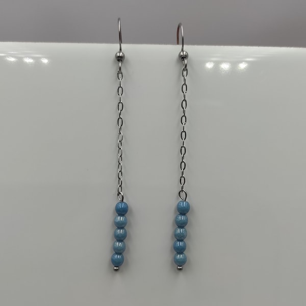 Boucles d'oreilles longues chaîne en perles Preciosa fines bleues gris brillantes