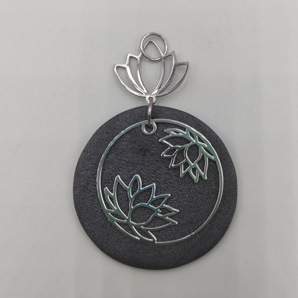 Pendentif fleur de lotus et médaillon en polymère