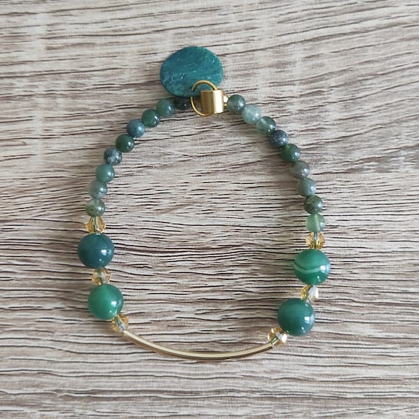 Bracelet en perles d'agate verte et agate aquatique mousse, tube courbé plaqué or 14 carats avec sa breloque en nacre