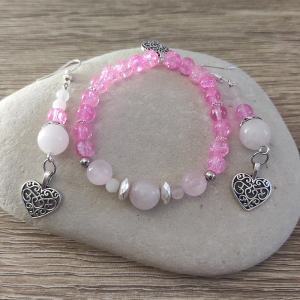 Parure bracelet et boucles d'oeilles en pierres naturelles quartz rose et perles craquelées et sa breloque en coeur arabesque