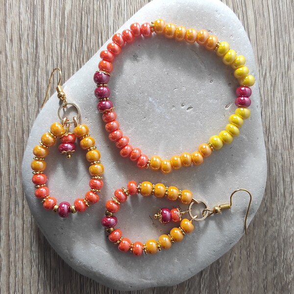 Parure bracelet et boucles d'oreilles en perles de verre orange, jaune et rouge