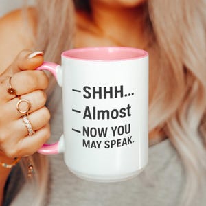 Lustige Kaffeetasse: Shhhhh... fast fertig! - Humorvolles Geschenk