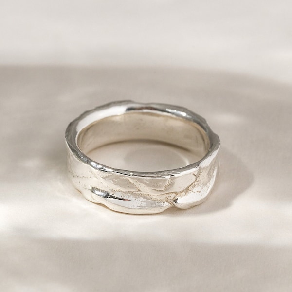 Gehämmertes Ringband aus 925er Silber | Handgefertigtes massives Sterlingsilber | Nachhaltiges und recyceltes Silber | Everyday Organic Stapelbares Silberband