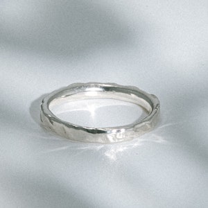 Sierlijke handgemaakte zilveren ring Stapelbare 925 sterling zilveren ring voor dagelijks gebruik Gerecycleerde en duurzame sieraden Uniek cadeau voor haar afbeelding 1