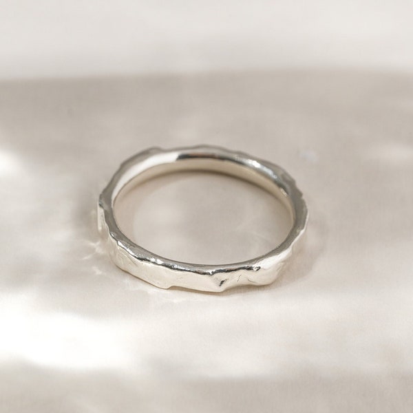 Delicato anello in argento fatto a mano / Anello in argento sterling impilabile 925 da indossare tutti i giorni / Gioielli riciclati e sostenibili / Regalo unico per lei