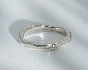 Anillo de plata delicado hecho a mano / Anillo de plata de ley 925 sólido para uso diario / Joyería reciclada y sostenible / Banda apilable