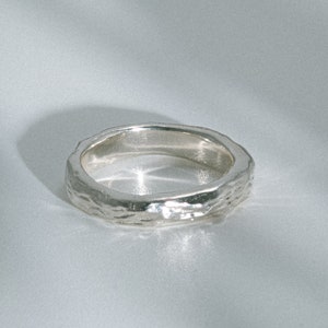 Ingewikkelde 925 zilveren ringband Gehamerd handgemaakt massief sterling zilver Duurzaam en gerecycled zilver Dagelijkse bruiloft zilveren band afbeelding 1