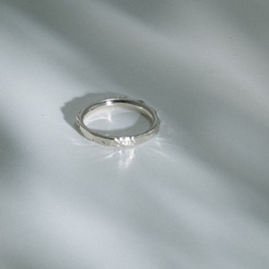 Sierlijke handgemaakte zilveren ring Stapelbare 925 sterling zilveren ring voor dagelijks gebruik Gerecycleerde en duurzame sieraden Uniek cadeau voor haar afbeelding 3
