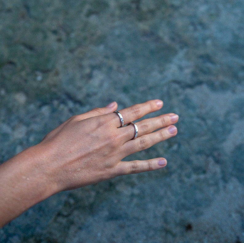 Sierlijke handgemaakte zilveren ring Stapelbare 925 sterling zilveren ring voor dagelijks gebruik Gerecycleerde en duurzame sieraden Uniek cadeau voor haar afbeelding 6
