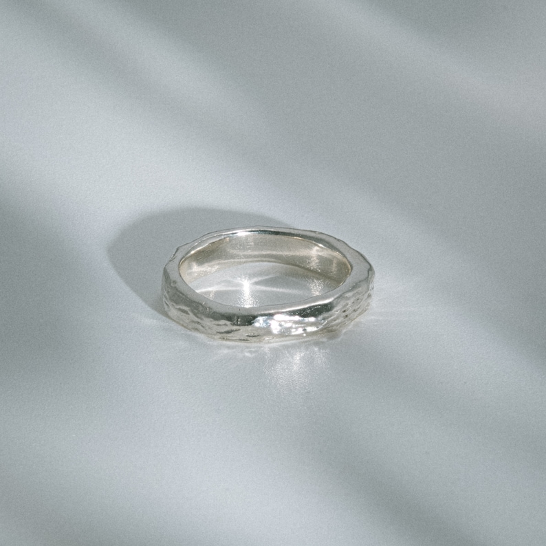 Ingewikkelde 925 zilveren ringband Gehamerd handgemaakt massief sterling zilver Duurzaam en gerecycled zilver Dagelijkse bruiloft zilveren band afbeelding 1