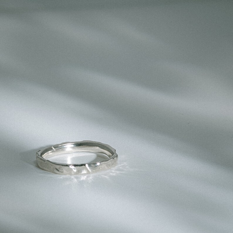 Sierlijke handgemaakte zilveren ring Stapelbare 925 sterling zilveren ring voor dagelijks gebruik Gerecycleerde en duurzame sieraden Uniek cadeau voor haar afbeelding 4
