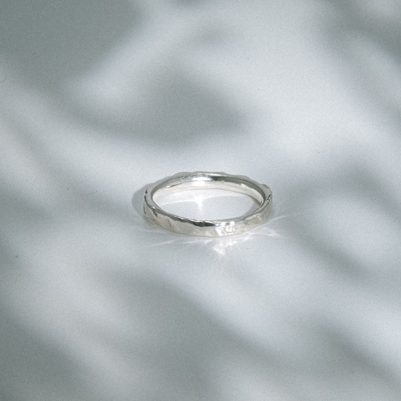 Sierlijke handgemaakte zilveren ring Stapelbare 925 sterling zilveren ring voor dagelijks gebruik Gerecycleerde en duurzame sieraden Uniek cadeau voor haar afbeelding 1