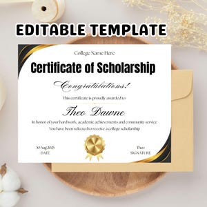 Könnte beinhalten: Eine weiße Urkunde mit schwarzen und goldenen Akzenten, die den Text "Certificate of Scholarship" und "Congratulations!" zeigt. Die Urkunde liegt in einer Holzschale mit einem goldenen Umschlag.