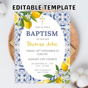 Könnte beinhalten: Eine Einladungsvorlage mit blau-weißem Blumendesign, Zitronen und dem Text "EDITABLE TEMPLATE". Die Einladung lautet "Nehmen Sie an der Taufe unseres Sohnes Thomas John teil". Enthält Datum, Uhrzeit und Ortsangaben.
