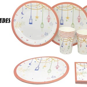 Op de afbeelding: Een complete set wegwerpservies met een feestelijk ontwerp. De set bevat borden, bekers en servetten, allemaal versierd met hangende lantaarns, sterren en manen. De borden hebben een perzikkleurige rand. De tekst luidt: FULL SET INCLUDES 10 CUPS 10 PLATES 20 NAPKINS.