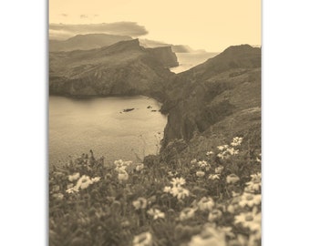 Póster vintage de Madeira, Portugal: Impresión de viaje con vistas a la montaña en sepia
