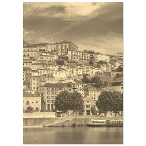 vintage Coimbra Portugal Affiche de voyage Impression Wall Art | Décoration d’intérieur rétro de la côte de Coimbra | Cadeaux photo sépia de montagne verticale de la ville de Coimbra