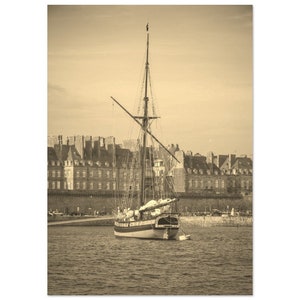 Cartel vintage de Saint-Malo Francia / Retro Saint-Malo Boats Coastal Sepia Print / Saint-Malo Wall Art Home Decor Vertical Travel Photo Presente