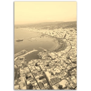 impression d'affiche vintage Rethymno Grèce | Cadeau de photo de sépia de vue aérienne rétro de Réthymnon | Réthymnon Wall Art Home Decor | Affiche de voyage verticale