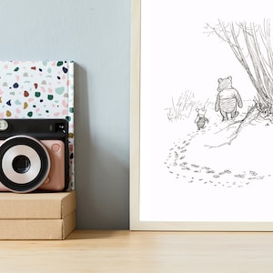 Winnie the Pooh trepando un árbol • Pooh y Piglet caminando • Ilustración vintage a lápiz • Arte imprimible de descarga instantánea