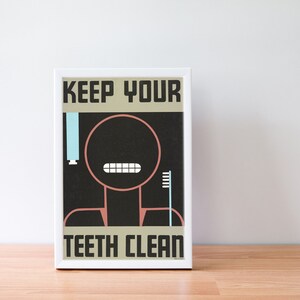 Könnte beinhalten: Ein weiß gerahmtes Poster mit dem Text "KEEP YOUR TEETH CLEAN" in schwarzer und brauner Schrift. Eine Schwarzweißillustration einer Person mit rotem Mund und weißen Zähnen befindet sich in der Mitte des Posters.