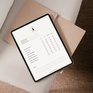 Peut inclure: Une liste de contrôle sur une tablette pour la photographie de mariage. La liste de contrôle comprend des éléments tels que la préparation, le premier regard, la cérémonie, les portraits de famille, la fête de mariage, les portraits de couple, la réception et la danse, et les portraits au coucher du soleil.