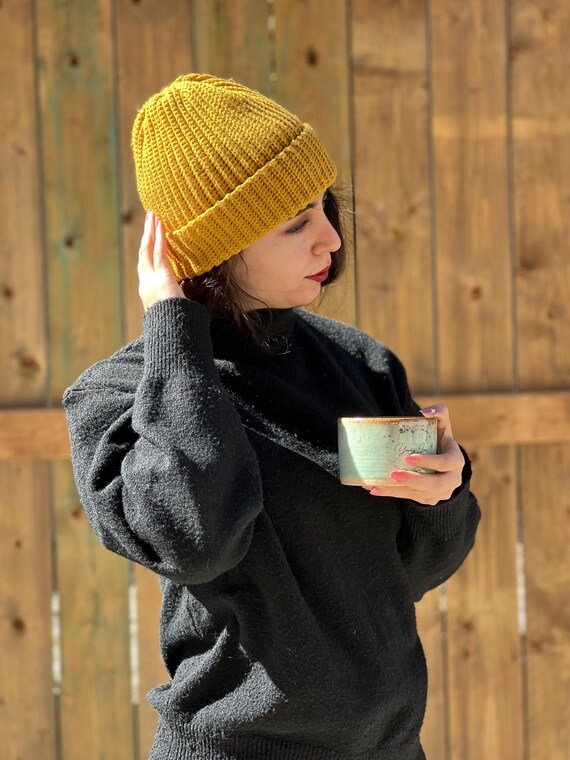 Berretto lavorato a maglia giallo senape fatto a mano Cappello