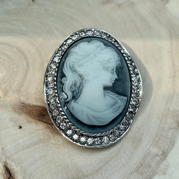 Vintage-Style Portrait Cameo Oval Pin - Victorian Style Figure Pin