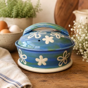 Handgemaakte keramische eierkoker en groentenstomer | Magnetronfornuis met bloemensgraffito-aardewerk | Cottagecore-keukendecoratie | Fornuis van blauw steengoed