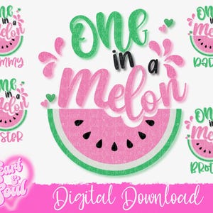 Pode incluir: Download digital de um gráfico de melancia com o texto "One in a Melon" e as palavras "Mommy", "Daddy", "Sister" e "Brother" em um esquema de cores rosa e verde.