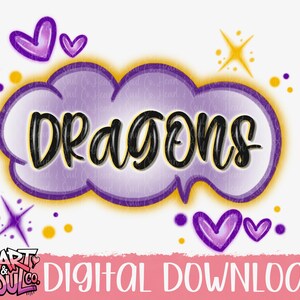 Puede incluir: Gráfico digital con la palabra "DRAGONS" en escritura negra dentro de una burbuja de diálogo morada con forma de nube y contorno amarillo. Corazones y estrellas púrpuras rodean la burbuja. El texto "DESCARGA DIGITAL" está debajo.