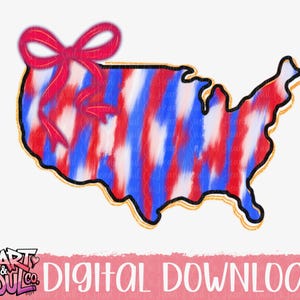 Può includere: Una grafica digitale scaricabile con la mappa degli Stati Uniti in pennellate rosse, bianche e blu, con un fiocco rosso in alto. La mappa ha un contorno nero con un bordo dorato. Il testo "DOWNLOAD DIGITALE" è in basso.