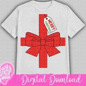 Puede incluir: Camiseta blanca con un lazo rojo y una etiqueta de regalo que dice "Feliz Navidad".