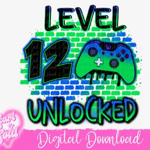 Può includere: Un design digitale con le parole "LEVEL 12 UNLOCKED" in verde e blu, con una grafica di controller di gioco. Il design ha uno sfondo di muro di mattoni e il testo "Digital Download".