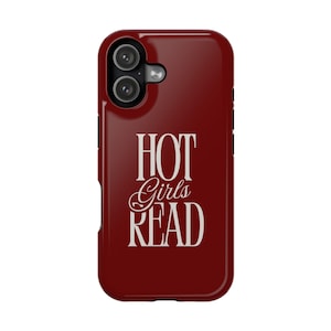 Può includere: Una cover per smartphone rosso scuro con il testo bianco HOT Girls READ stampato in un carattere stilizzato. La cover presenta un ritaglio per la fotocamera nell'angolo in alto a sinistra con due lenti e un flash circolare.