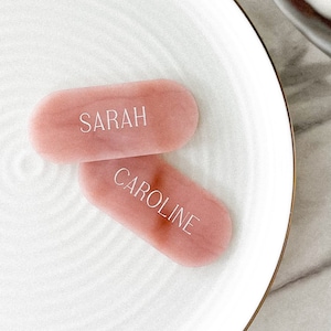 Segnaposto in acrilico al quarzo rosa / Segnaposto di lusso per matrimonio / Nomi incisi / Ovale rotondo in acrilico personalizzato