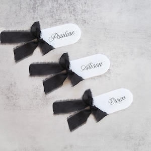 Tarjetas de mesa de acrílico con arco y nombres grabados en negro, tarjeta de mesa de lujo para boda