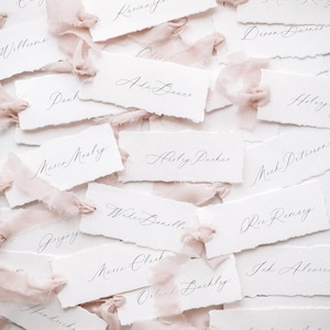 Marque-places avec bords déchirés à la main et ruban de soie | Papier aquarelle texturé | Texte ou calligraphie pour décoration de table de mariage