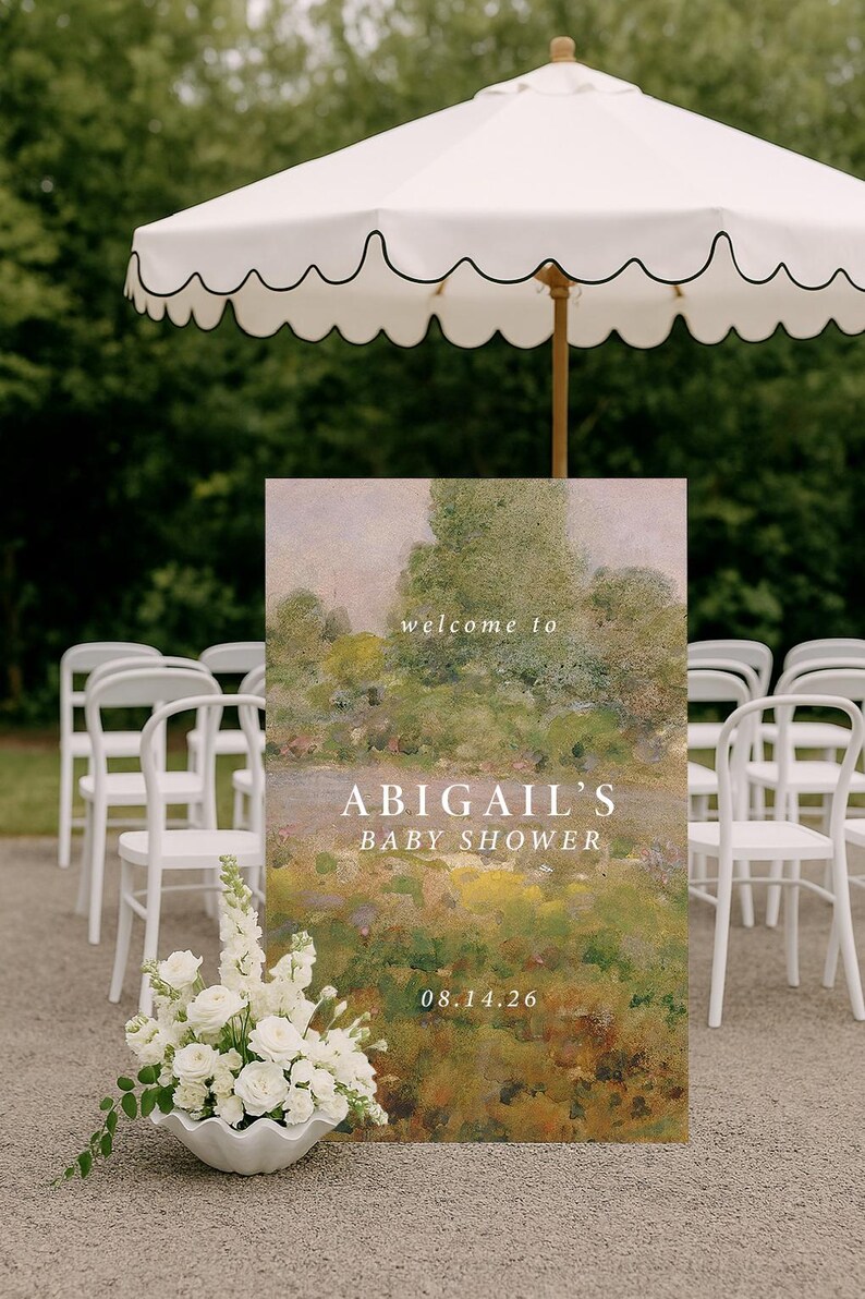 K&ouml;nnte beinhalten: Eine Babyparty-Szene im Freien mit einem Schild mit der Aufschrift "welcome to ABIGAIL'S BABY SHOWER 08.14.26". Das Schild hat ein Landschaftsgem&auml;lde-Design. Wei&szlig;e St&uuml;hle, ein wei&szlig;er Sonnenschirm und ein Blumenarrangement.
