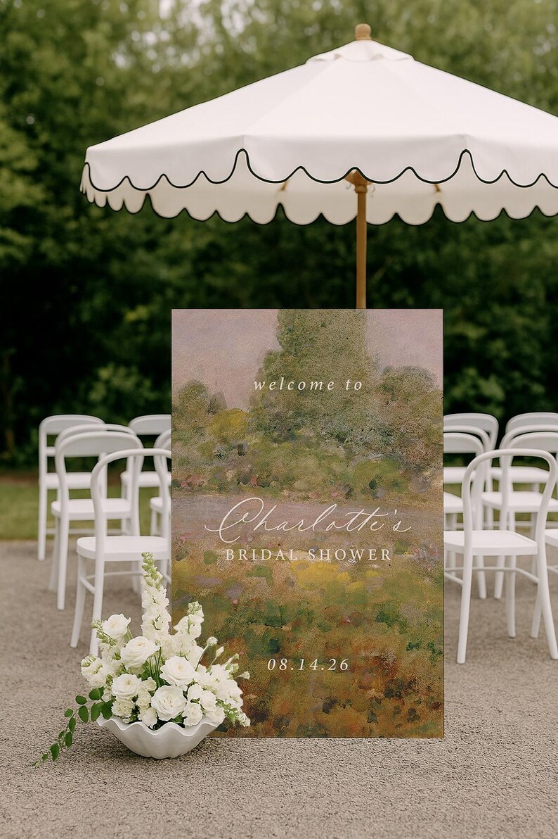 K&ouml;nnte beinhalten: Eine Hochzeitsfeier im Freien mit einem Schild mit der Aufschrift "welcome to Charlotte's Bridal Shower" und dem Datum 08.14.26. Wei&szlig;e St&uuml;hle und ein wei&szlig;er Schirm mit gewelltem Rand sind zu sehen. Ein Blumenarrangement aus wei&szlig;en Rosen befindet sich im Vordergrund.