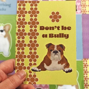 Englische Bulldogge A5 Postkarte - gelbes Blumenmuster - Don't be a Bully Lustige Spruchkarte