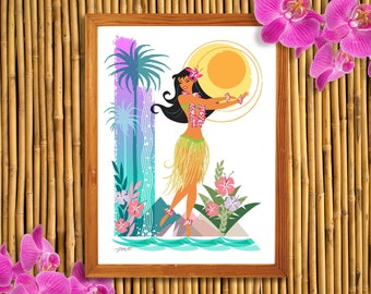 Op de afbeelding: Een ingelijste illustratie van een vrouw in een hula-rok die danst met een bloemenkrans. De achtergrond is een tropische scène met palmbomen, bloemen en een zon.