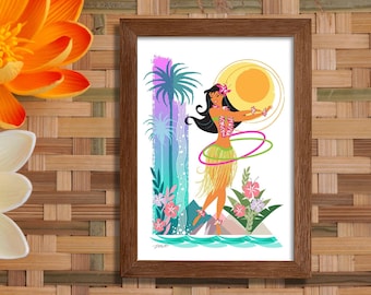 Op de afbeelding: Een ingelijste illustratie van een vrouw die hula danst met een roze en groene hulahoep. Ze draagt een groene grasrok en een bloemenkrans. De achtergrond is een tropische scène met palmbomen, bloemen en een zon.